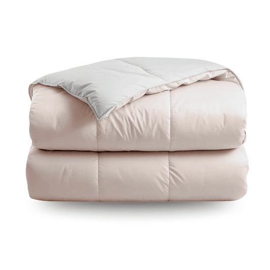 Die Zelesta Premiumbed Baumwolle - Silk & Coconut Cream Decke mit Eco-Daunenfüllung und edlem Steppmuster aus der Premiumkollektion ist hell und gefaltet auf weißem Hintergrund präsentiert.