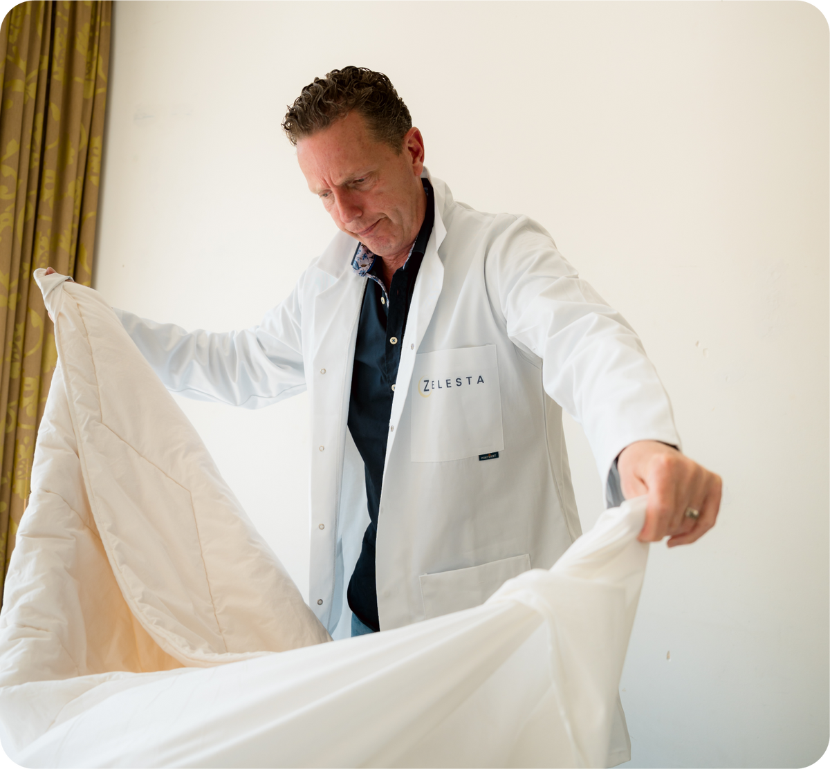 Hygieneexperte Rob Geus inspiziert die Bettdecke.