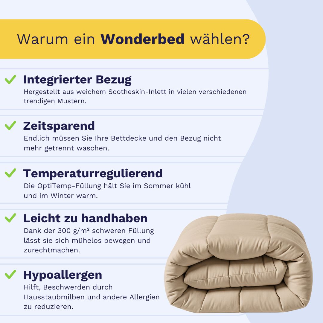 Die Zelesta Wonderbed - Warm Sand Mikrofaser Bettdecke liegt beige gefaltet auf einer Fläche, umgeben von Text zu integriertem Bezug, Zeitersparnis, Temperaturregulierung, einfacher Handhabung und ihrer antiallergischen Eigenschaft.