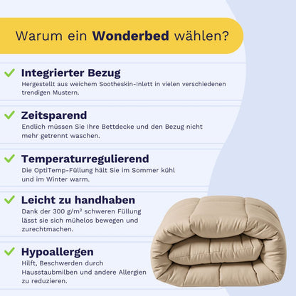 Die Zelesta Wonderbed - Warm Sand Mikrofaser Bettdecke liegt beige gefaltet auf einer Fläche, umgeben von Text zu integriertem Bezug, Zeitersparnis, Temperaturregulierung, einfacher Handhabung und ihrer antiallergischen Eigenschaft.