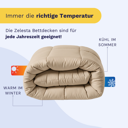 Zelesta Wonderbed - Warm Sand: Drittelgefaltete beige Mikrofaser-Bettdecke mit Symbolen für Winterwärme und Sommerkühle; deutsche Texte betonen ganzjährige Temperaturregulierung. Waschbar und antiallergisch.